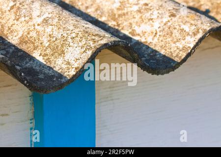 Altes, gealtertes, gefährliches Asbestdach aus Betonplatten - eines der gefährlichsten Materialien in Gebäuden, sogenannter versteckter Killer Stockfoto