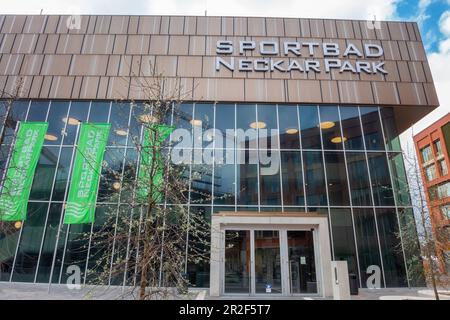 Stuttgart, Deutschland - 07,2023. April: Bad Cannstatt Dies ist der Eingang zum modernen Sportbad Neckar Park im neuen Bezirk Stuttgarter Hoefe. Stockfoto