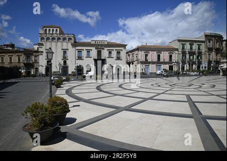 Landschaft mit malerischem Blick auf die alten barocken Gebäude an der Hauptstraße Corso Umberto, von der Piazza Duomo in Acireale, Sizilien, aus gesehen. Stockfoto