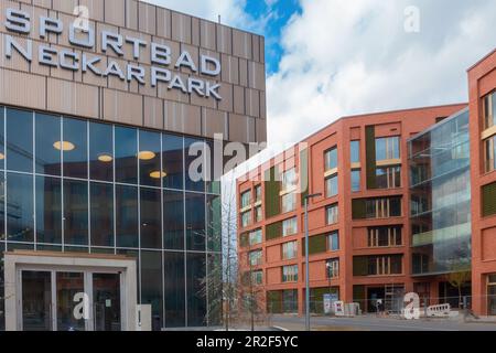 Stuttgart, Deutschland - 07,2023. April: Bad Cannstatt Dies ist der Eingang zum modernen Sportbad Neckar Park in einem neuen, orangefarbenen Apartmentgebäude. Stockfoto