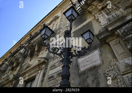 Fassadenarchitektonische Details des Palazzo della Città das barocke Rathaus von Acireale in Sizilien, Italien. Stockfoto