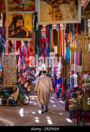 Ein älterer Einheimischer spaziert durch den Souk von Marrakesch, Marokko Stockfoto