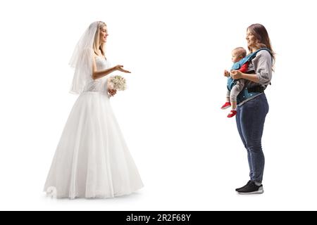 Profilaufnahme einer Braut, die mit einer Mutter spricht, mit einem Baby isoliert auf weißem Hintergrund Stockfoto