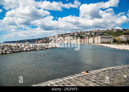 Stadt Neapel von der Küste Neapels in Italien aus gesehen Stockfoto