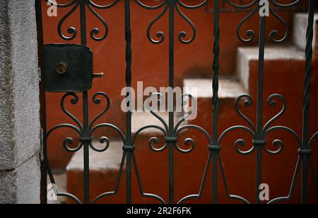 Antikes, handgefertigtes, schmiedeeisernes Eingangsgeländer. Stockfoto