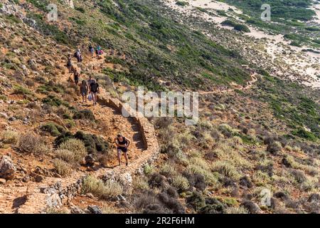 Erschöpfte Wanderer auf dem Wanderweg zur Lagune von Balos im Nordwesten Kretas, Griechenland Stockfoto