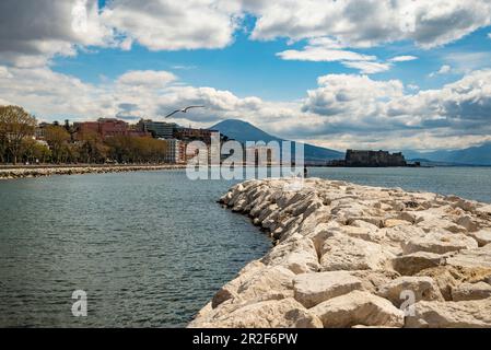 Der Vesuv, der von der Küste von Neapel in Italien aus zu sehen ist Stockfoto