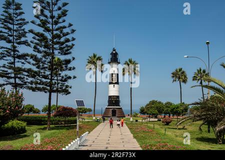 Besucher machen Fotos vom Leuchtturm von La Marina (22 m über dem Meeresspiegel) im wohlhabenden Viertel Miraflores in Callao, nahe Lima, Peru, Süden Stockfoto