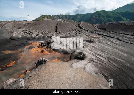 Diese Landschaft in der Nähe eines aktiven Vulkans ist geprägt von orangefarbener Erde, heißen Quellen und Asche- und Lavaströmen, Rabaul, East New Britain Province, Papua Stockfoto