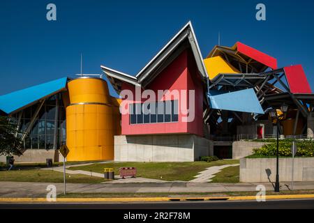 Farbenfrohe, schrullige Fassade von Frank Gehrys Naturkundemuseum Biomuseo, Panama City, Panama, Mittelamerika Stockfoto