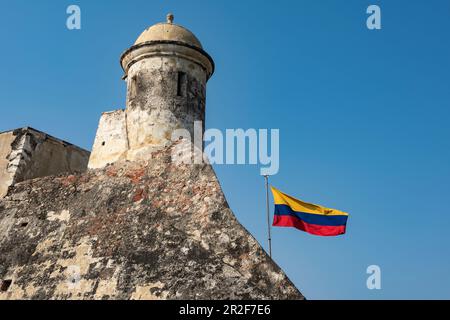 Die Nationalflagge fliegt von den Stadtmauern des historischen und imposanten Castillo San Felipe de Barajas, Cartagena, Bolivar, Kolumbien, Südamerika Stockfoto