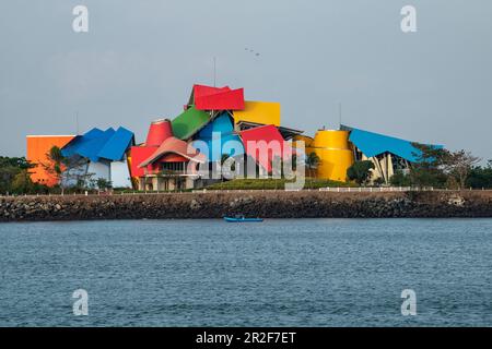 Farbenfrohe, schrullige Fassade von Frank Gehrys Naturkundemuseum Biomuseo, Panama City, Panama, Mittelamerika Stockfoto