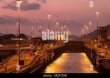 Blick am frühen Abend auf die Anfahrt zu den Miraflores-Schleusen im Panamakanal, in der Nähe von Panama-Stadt, Panama, Mittelamerika Stockfoto