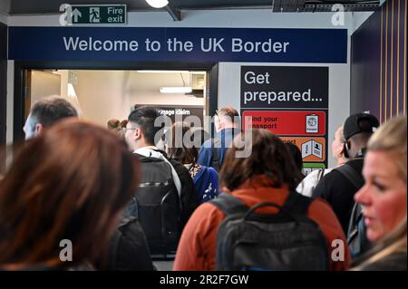 Willkommen am UK Boarder-Schild, wenn Passagiere am Flughafen Luton wieder in Großbritannien ankommen. Mai 2023. Stockfoto