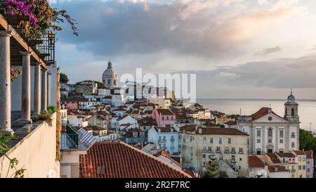 Sehen Sie kurz nach Sonnenaufgang von Miradouro Santa Luzia nach Alfama, einem der ältesten Viertel in Lissabon, Portugal Stockfoto