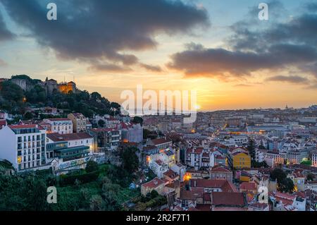 Sonnenuntergang in Miradouro da Graca mit Blick auf Castello de Sao Jorge, Ponte 25 de Abril und den Tagus, Lissabon, Portugal Stockfoto