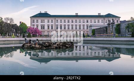 Reflexion des Schlosses Mirabell in den Gärten von Mirabell in Salzburg, Osterreich Stockfoto