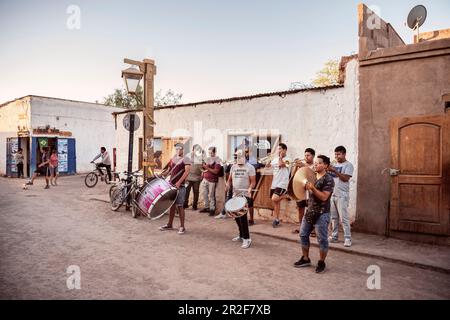 Straßenmusiker in den staubigen Straßen von San Pedro de Atacama, Atacama Wüste, Antofagasta Region, Chile, Südamerika Stockfoto