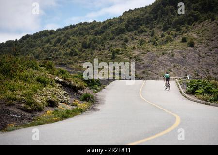 Rennradfahrer auf dem Weg zum Gipfel des Vulkans Osorno, Region de los Lagos, Chile, Südamerika Stockfoto