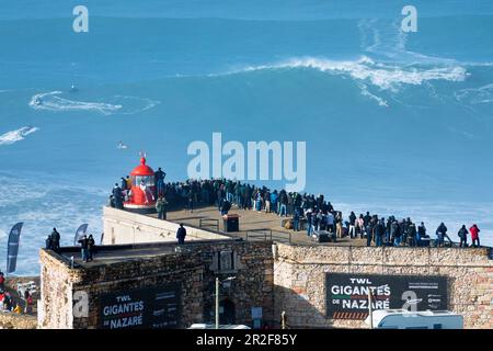 Europa, Portugal, Region Oeste, Nazaré, Surfer und Support Jet Skis auf riesigen Wellen in der Nähe von Praia do Norte während des Free Surfing Event 2022 Stockfoto