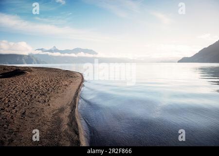 Blick über Rio Petrohue, der in Lake Lago todos los Santos, Region de los Lagos, Chile, Südamerika fließt Stockfoto