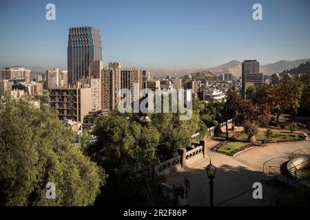 Blick über den Santa Lucia Park und die Wolkenkratzer der Hauptstadt Santiago de Chile, Chile, Südamerika Stockfoto