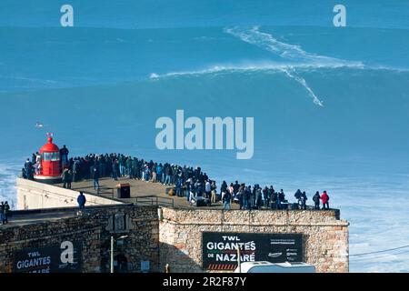 Europa, Portugal, Region Oeste, Nazaré, Surfer und Support Jet Skis auf riesigen Wellen in der Nähe von Praia do Norte während des Free Surfing Event 2022 Stockfoto