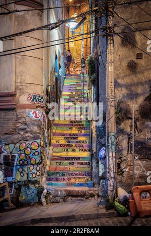 Farbenfrohe Treppen, junges, liebevolles Paar, Straßenkunst in den Straßen von Valparaiso, Chile, Südamerika Stockfoto