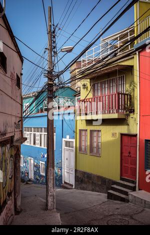 Farbenfrohe Welleisenhäuser und Straßenkunst in Valparaiso, Chile, Südamerika Stockfoto