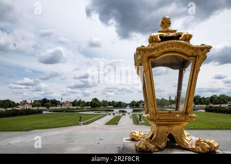 Blick auf den Platz vor dem Schloss Nymphenburg, im Vordergrund eine goldene Lampe, München, Bayern, Deutschland, Europa Stockfoto