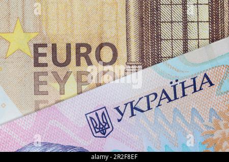 Nahaufnahme von 50 Euro und zweihundert ukrainischen Hrivnya-Banknoten Stockfoto