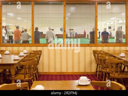 Das Teezimmer Fenster blickt auf das Ayr Indoor Rasen Bowling Green in Schottland Stockfoto