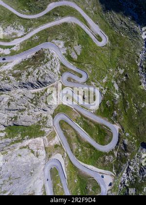 Alter Gotthard Pass, alte Passstraße in Val Tremola, gewundene Alpenstraße, Drohnenfoto, Airolo, Kanton Tessin, Die Schweiz Stockfoto