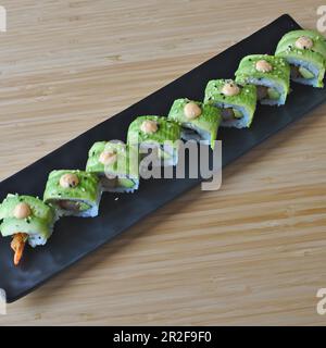 Asiatische japanische FoodSushi Grüne Drachenrolle Stockfoto