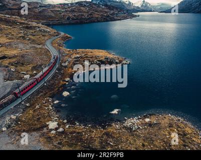 Berninaexpress auf Lago Bianco, Bernina, Bernina Pass, Upper Engadine, Engadine, Schweiz, Europa Stockfoto