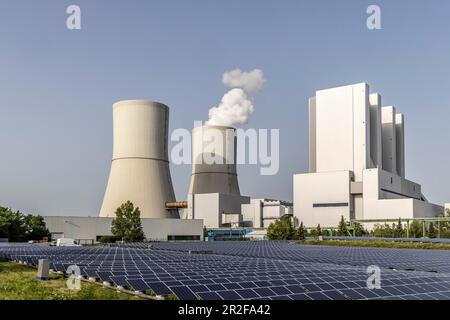 Braunkohlekraftwerk Lippendorf mit Dampfkühlturm, Solarfeld, Neukieritzsch, Sachsen, Deutschland Stockfoto