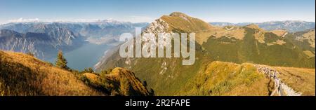 Panoramablick vom Monte Baldo auf den Gardasee, den Gardasee, Veneto, Italien Stockfoto