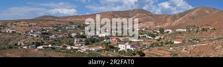 Betancuria, Fuerteventura, Kanarische Inseln, Spanien - extrabreites Panorama des ganzen Ortes Stockfoto