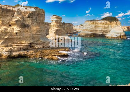 Felsenstapel und kristallklares Meer der Faraglioni di Sant Andrea, Torre di Sant Andrea, Melendugno, Provinz Lecce, Apulien, Italien Stockfoto