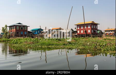 Fahrt durch schwimmende Dorf auf Inle Lake, Heho, Myanmar Stockfoto