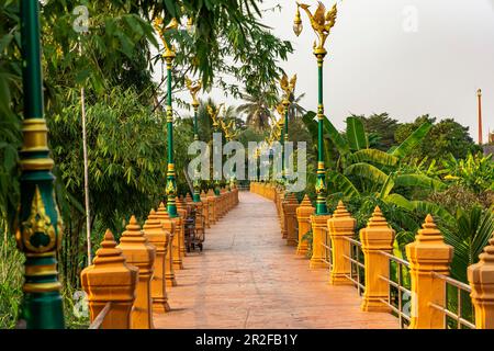 Pfad mit orangenen Steinsäulen durch die Natur im Abendlicht auf Koh Kret, Bangkok, Thailand Stockfoto