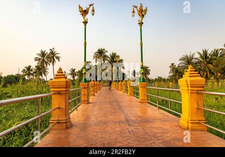 Pfad mit orangenen Steinsäulen durch die Natur im Abendlicht auf Koh Kret, Bangkok, Thailand Stockfoto