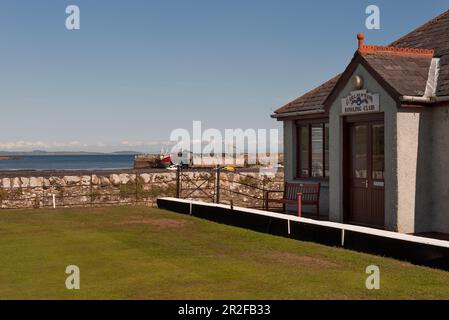 Das Clubhaus neben dem Hafen in Garlieston Rasen Bowling Green am Meer in Dumfries und Galloway Schottland Stockfoto