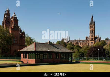 Der Pavillon des Kelvingrove Rasenbowling Green vor der Kelvingrove Art Gallery and Museum und der University of Glasgow in Glasgow, Schottland, Großbritannien Stockfoto