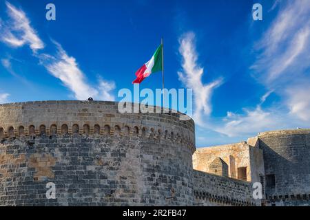 Italienische Flagge auf dem Castelo im Fischereihafen Gallipoli, Apulien, Italien Stockfoto