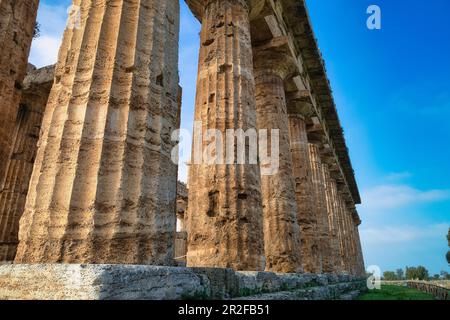 Der antike dorische griechische Tempel der Hera von Paestum, erbaut um 460-450 v. Chr. Archäologische Ausgrabungsstätte Paestum, Italien Stockfoto