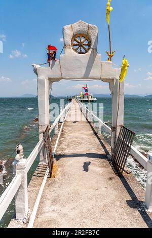 Langer Steg ins Meer am Wat Koh Phayam Tempel, Koh Phayam. Thailand Stockfoto