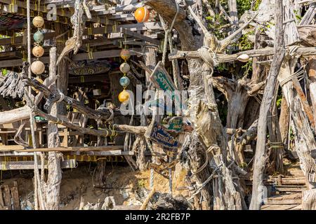 Hippie Bar im nördlichen Teil der Buffalo Bay (Ao Khao Kwai) mit Booten, Koh Phayam. Thailand Stockfoto