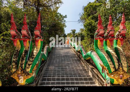 Treppen mit bunten Beats zum oberen Teil des Wat Koh Phayam Tempels, Koh Phayam. Thailand Stockfoto