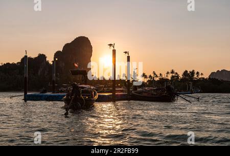 Railay Beach East Pier bei Sonnenuntergang, Railay Peninsula, Krabi Region, Thailand Stockfoto